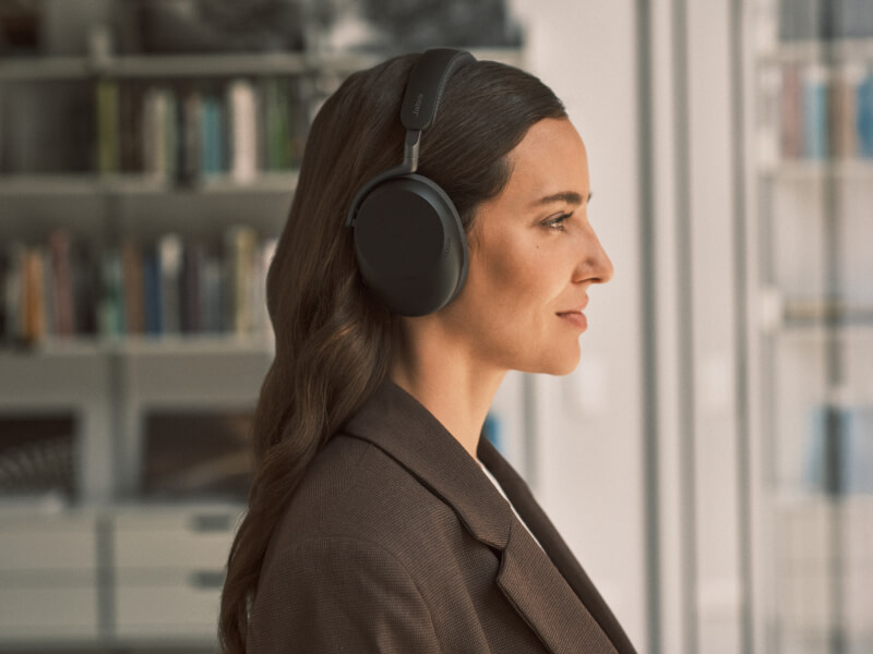 Jabra Evolve3 85 Female Side Profile Comparison Large RGB.jpg